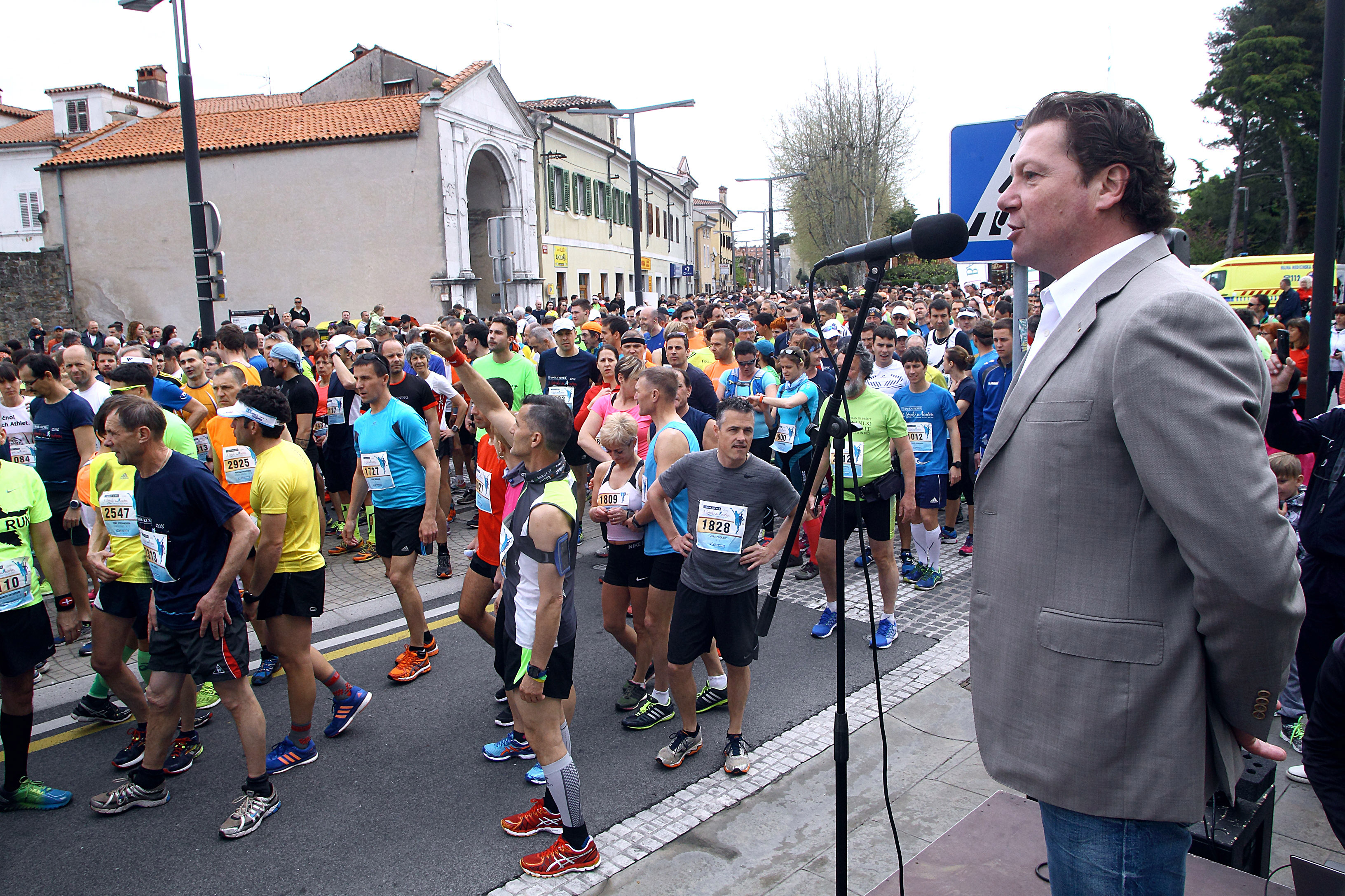 Koper, 10.04.2016 3. Istrski maraton, ogrevanje in start polmaratona, polmaraton, podupan Peter Bolèiè