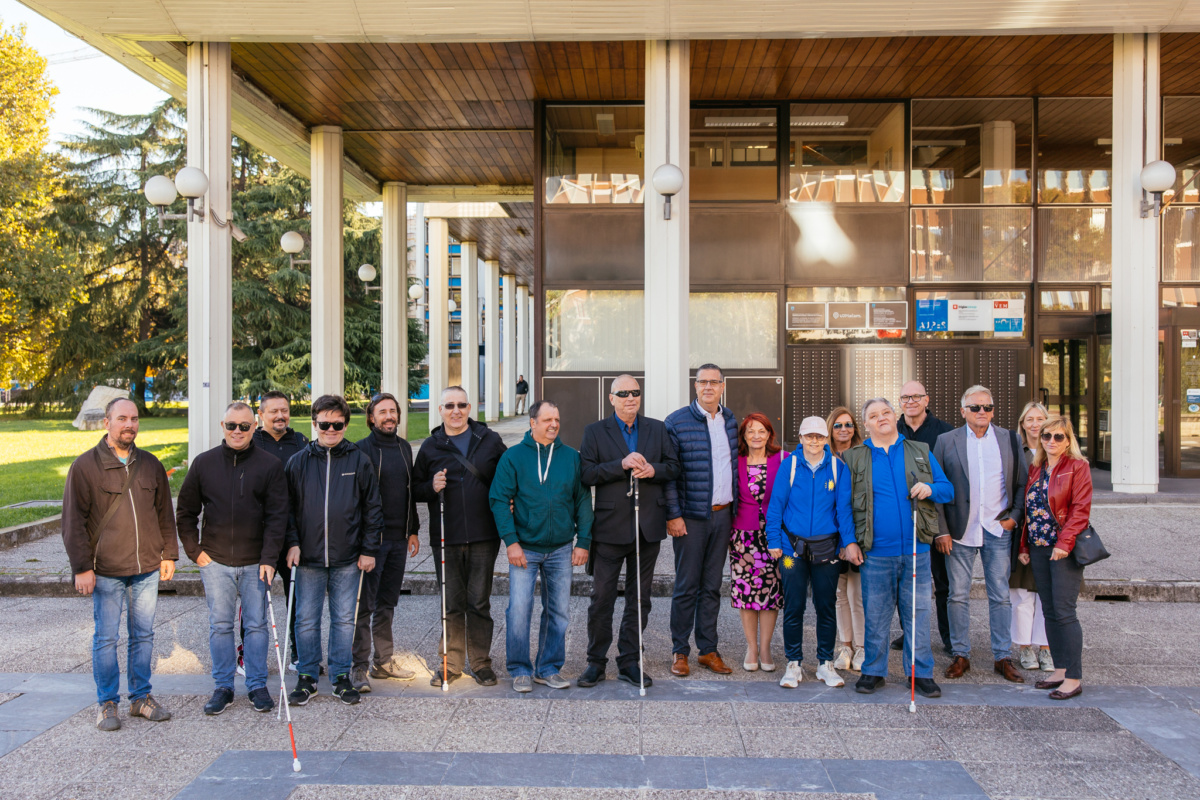 Župan s slepimi in slabovidnimi prehodil taktilno pot po mestu