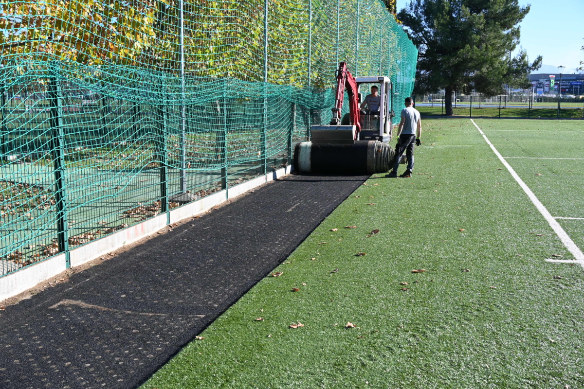Nogometno igrišče v Športnem parku Bonifika bo dobilo novo travo