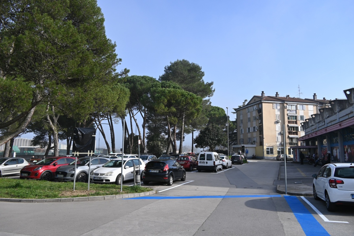 Od ponedeljka plačljivo parkiranje na Pahorjevi ulici