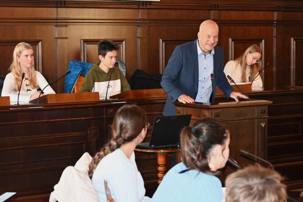 Mlade parlamentarke in parlamentarci letos o šolskem sistemu