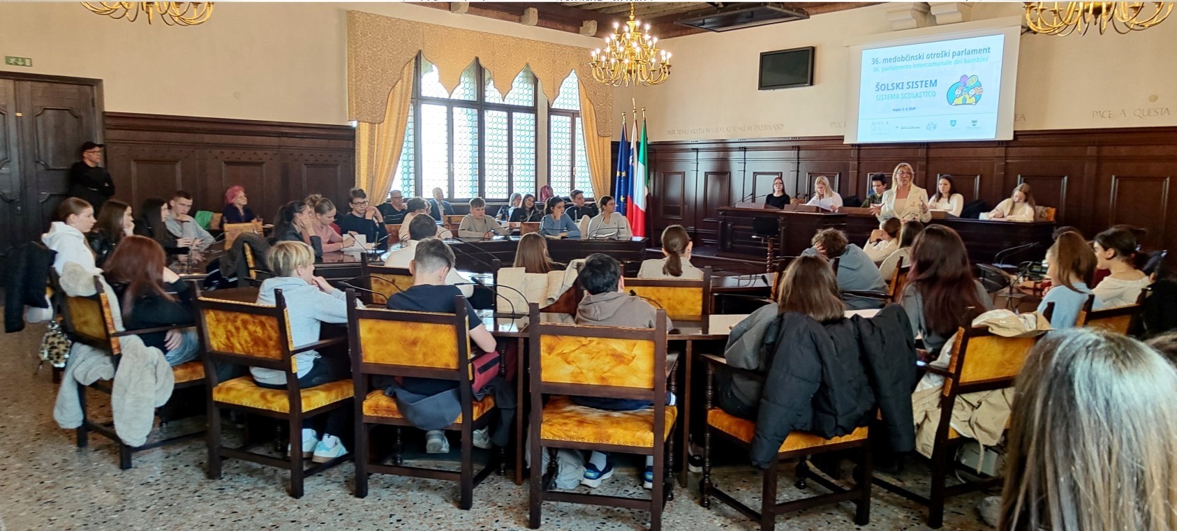 Mlade parlamentarke in parlamentarci letos o šolskem sistemu