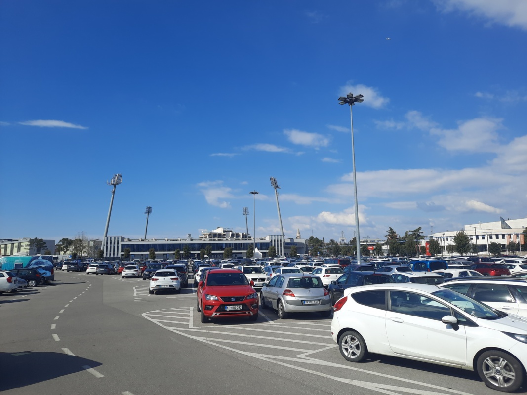 Zapora parkirišča ob nogometnem stadionu